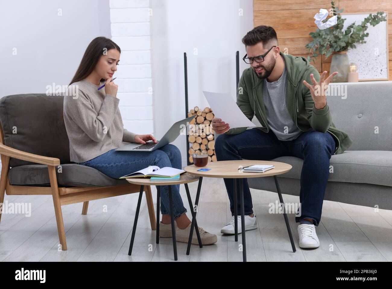 Jeune couple discutant du budget familial à la maison Banque D'Images