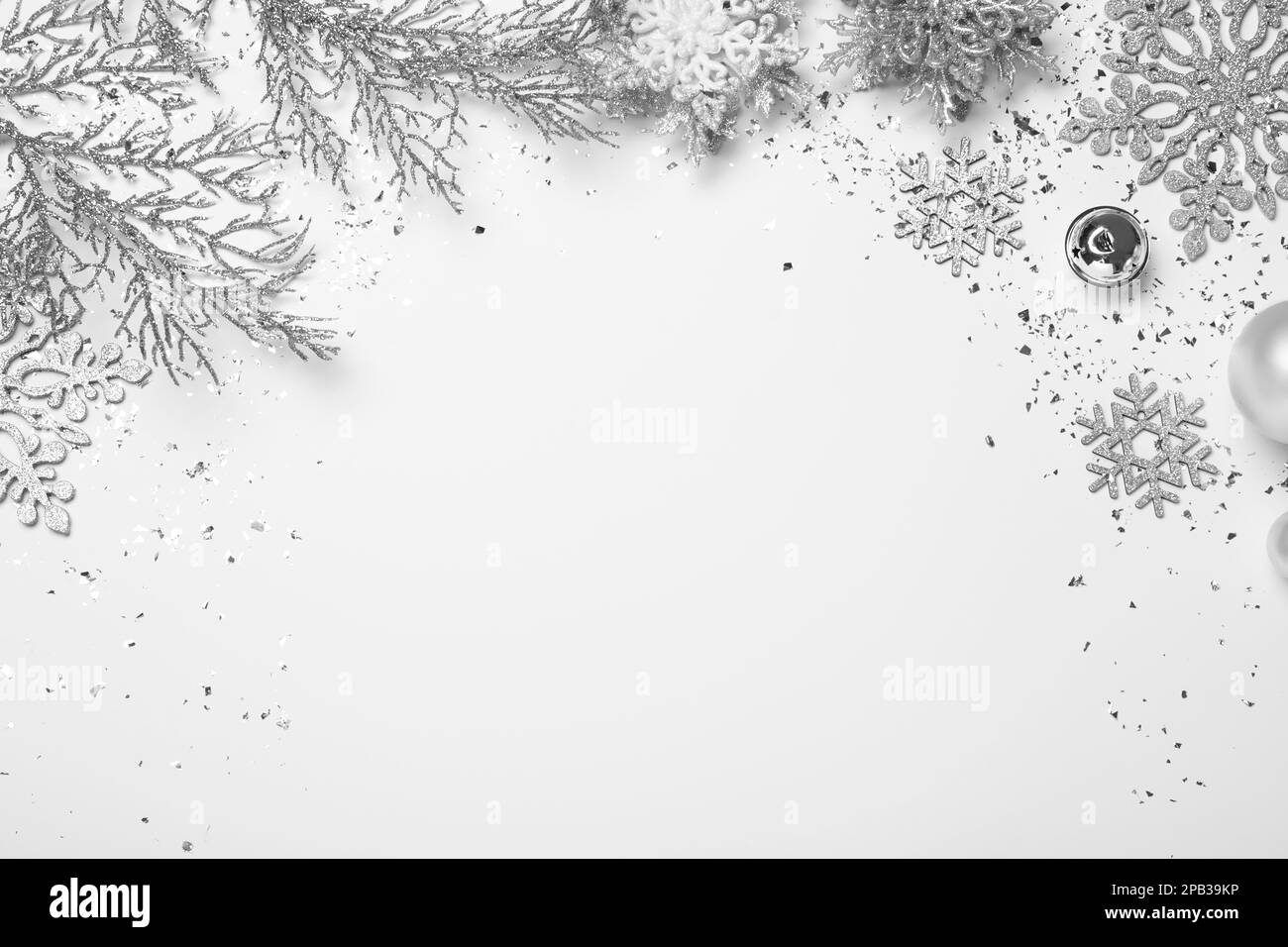 Boules, flocons de neige et branches décoratives sur fond blanc, plan plat avec espace pour le texte. Bonne année Banque D'Images