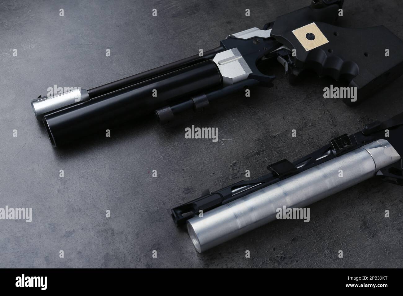Différents pistolets de sport sur table noire. Pistolets professionnels Banque D'Images