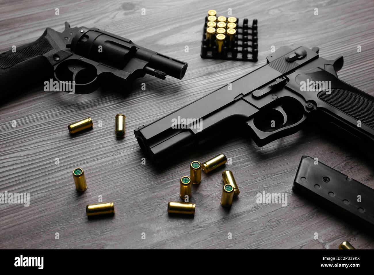 Pistolets et balles sur table en bois. Pistolets professionnels Banque D'Images