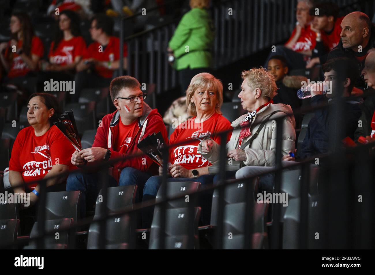 Les supporters d'Anvers photographiés avant un match de basket-ball entre Anvers Giants et ostende, dimanche 12 mars 2023 à Bruxelles, la finale de la coupe de basket-ball belge pour hommes. BELGA PHOTO TOM GOYVAERTS Banque D'Images