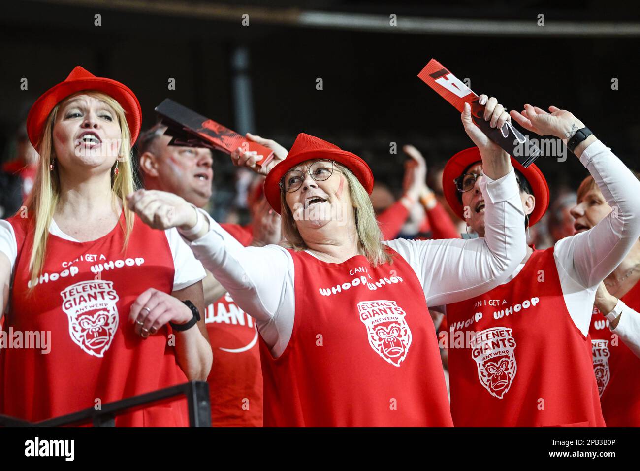 Les supporters d'Anvers photographiés avant un match de basket-ball entre Anvers Giants et ostende, dimanche 12 mars 2023 à Bruxelles, la finale de la coupe de basket-ball belge pour hommes. BELGA PHOTO TOM GOYVAERTS Banque D'Images