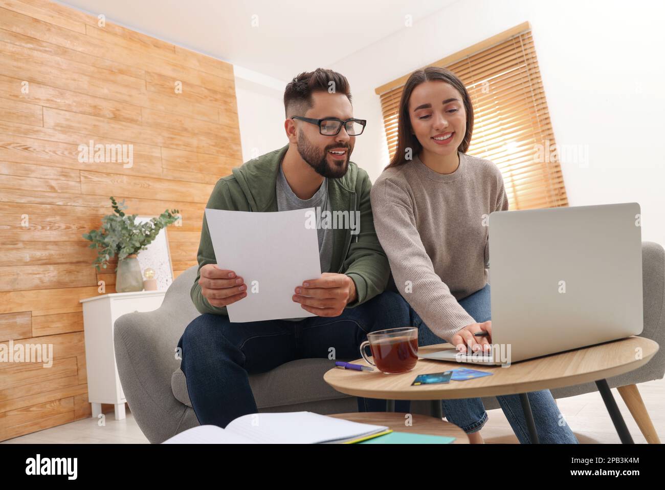 Jeune couple discutant du budget familial à la maison Banque D'Images