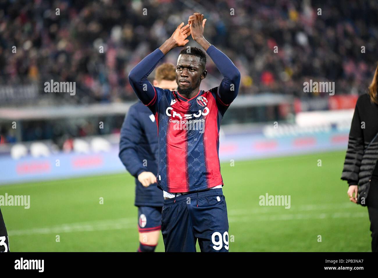 Stade Renato Dall' Ara, Bologne, Italie, 11 mars 2023, Le Musa Barrow de Bologne accueille les fans à la fin du match pendant le FC de Bologne contre SS Lazio - football italien série A match Banque D'Images