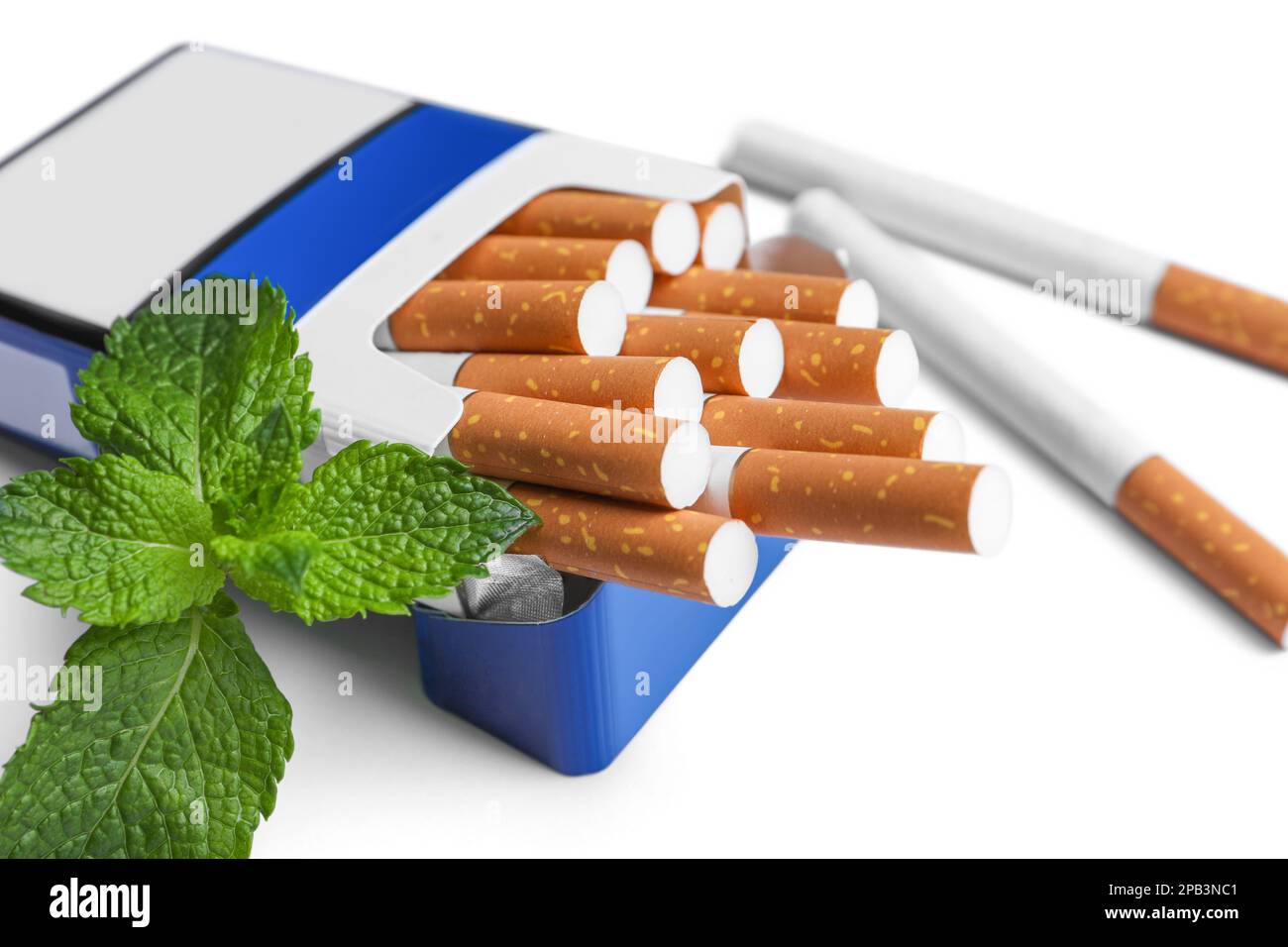 Paquet de cigarettes de menthol et feuilles de menthe fraîche sur fond blanc, gros plan Banque D'Images