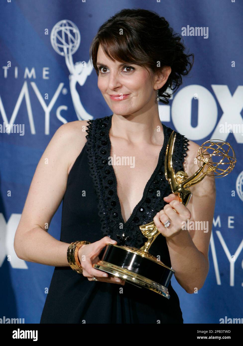 Tina Fey holds the award for outstanding comedy series for her work on "30 Rock" at the 59th Primetime Emmy Awards Sunday, Sept. 16, 2007, at the Shrine Auditorium in Los Angeles. (AP Photo/Chris Carlson) Banque D'Images