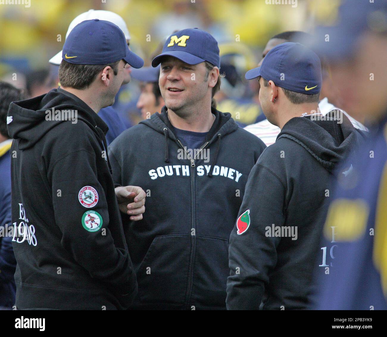 Actor Russell Crowe, center, stands on the Michigan sideline during a college football game with Notre Dame, Saturday, Sept. 15, 2007, in Ann Arbor, Mich. Crowe hosted Michigan head coach Lloyd Carr in Australia earlier this year during the summer offseason, where the actor introduced Carr to Australian rugby. (AP Photo/Tony Ding) Banque D'Images