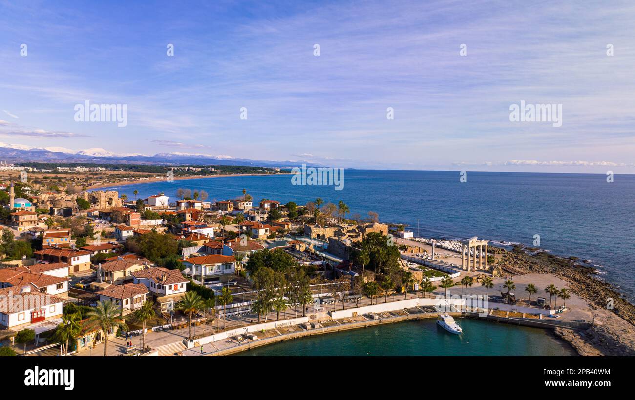 vue sur la mer et la montagne. Photo de paysage avec drone latéral Banque D'Images