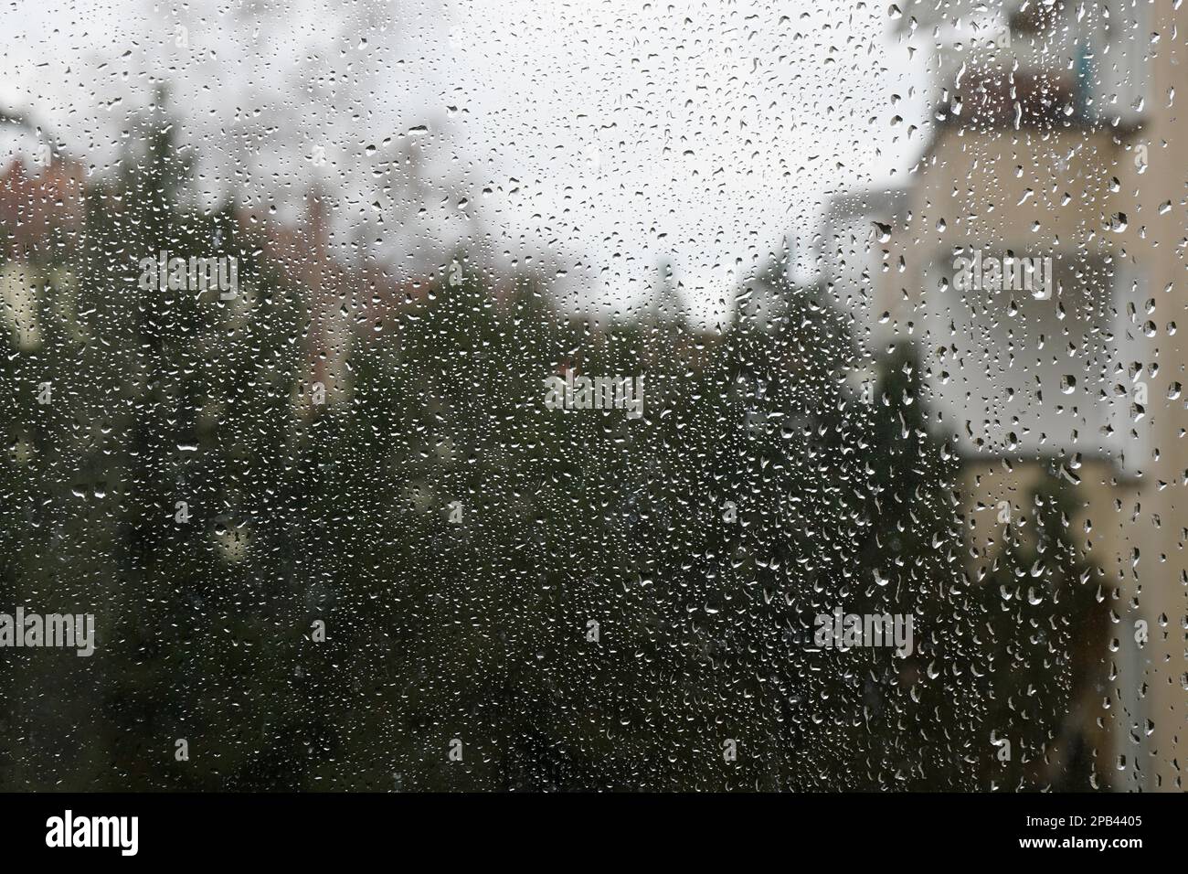 gouttes de pluie sur l'arrière-plan du volet fenêtre. mauvais temps. jour de pluie Banque D'Images