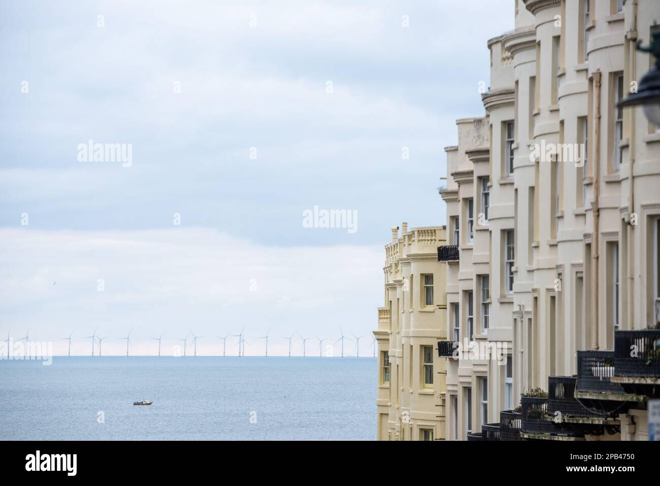 Brighton, 3 mars 2023: Le parc éolien de Rampion dans la Manche, vu des bâtiments de la Régence de Brighton et Hove Banque D'Images