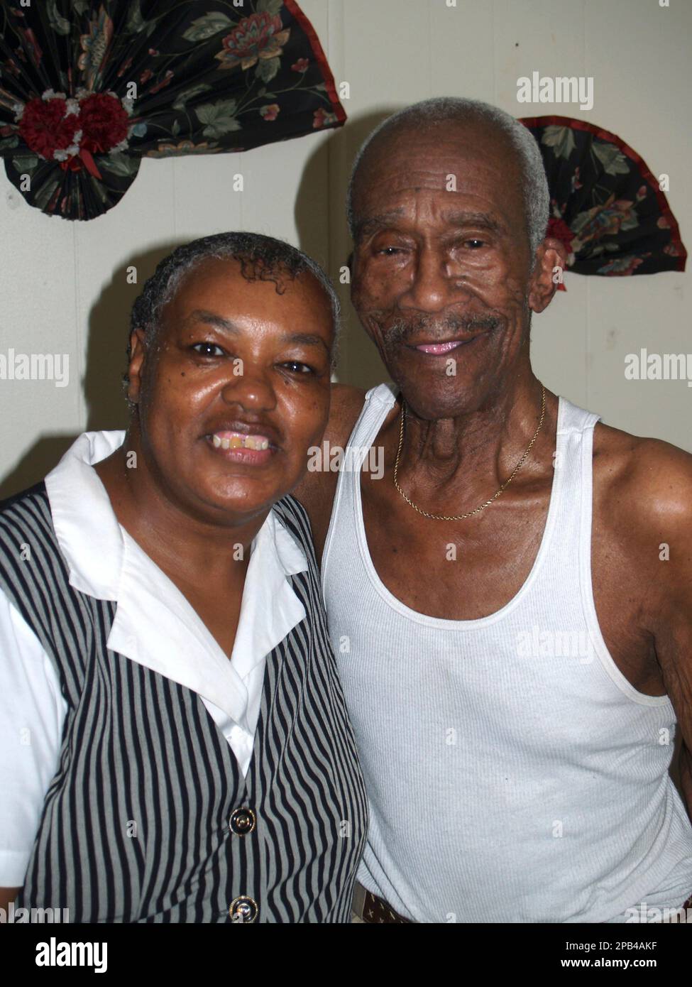 Bill and Diane Winston of Brookhaven, Miss., shown in this photograph taken Tuesday, Sept. 11, 2007, in Brookhaven, have been married for seven years. That span of time is only a drop in the bucket for Bill Winston, who turned 100 years old on Wednesday, Sept. 12. (AP Photo/The Daily Leader, Therese Apel) Banque D'Images