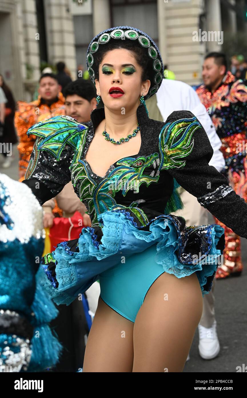 Londres, Royaume-Uni. 12th mars 2023. 12th mars 2023, Londres, Royaume-Uni. Grand maréchal, Catherina Casey se joint au défilé St Patrick’s Day 2023 de Londres procession spectaculaire et défilé de groupes irlandais de marche, danseurs et pageantry à travers le cœur de Londres de Green Park à travers Piccadilly Circus à Trafalgar Square. Crédit : voir Li/Picture Capital/Alamy Live News Banque D'Images