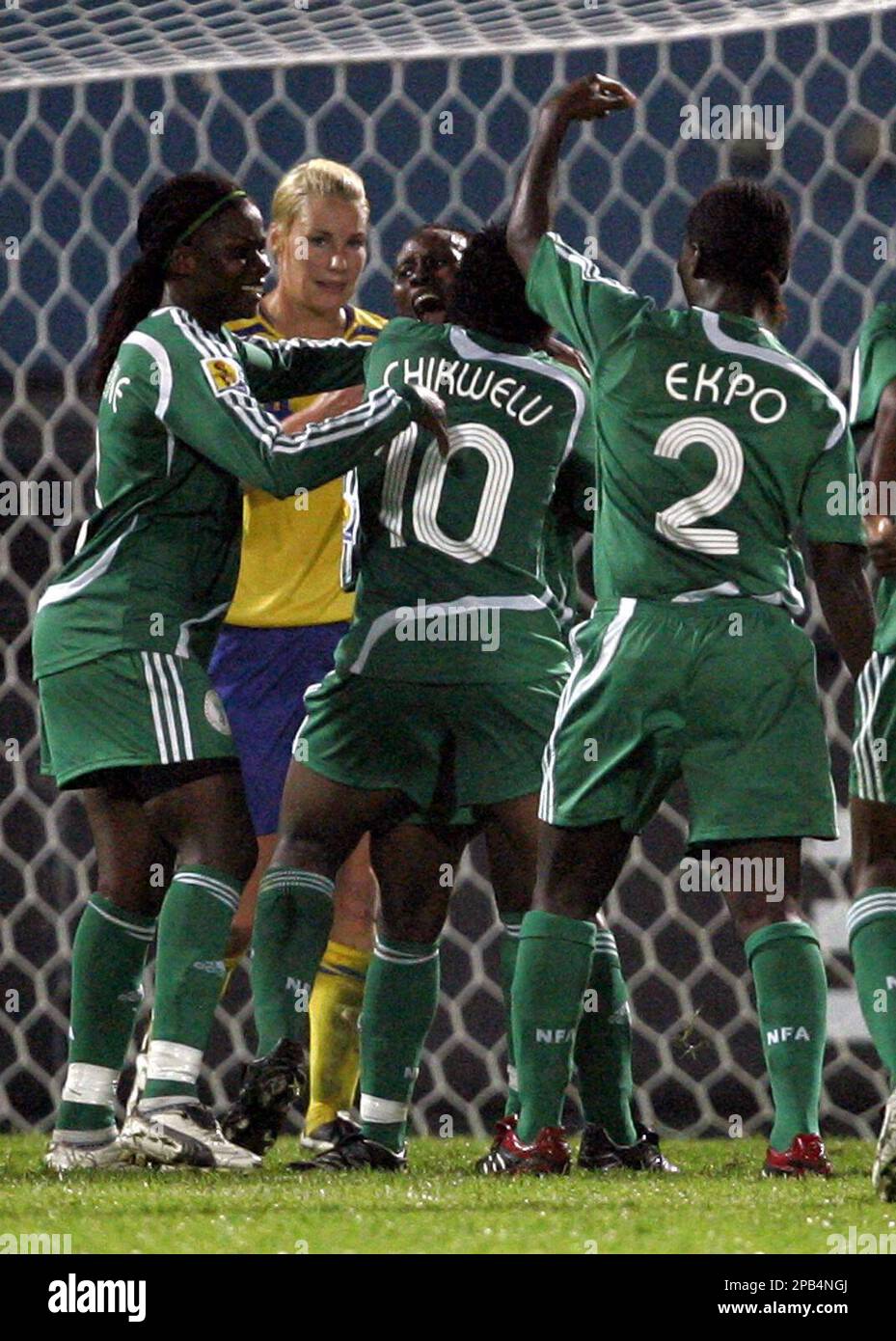 Nigeria's Cynthia Uwak, center, celebrates her goal with teammates after scoring a goal against Sweden during their Group B match of the 2007 FIFA Women's World Cup soccer tournament at Chengdu Sports Center Stadium in Chengdu, China, Tuesday, Sept. 11, 2007. The match end in a draw, 1-1. (AP Photo/ Lee Jin-man) Banque D'Images