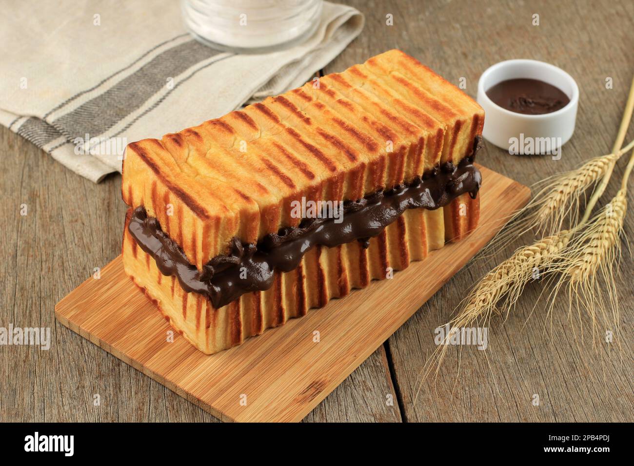 Pain grillé ou Roti Bakar Bandung avec sauce au chocolat Banque D'Images