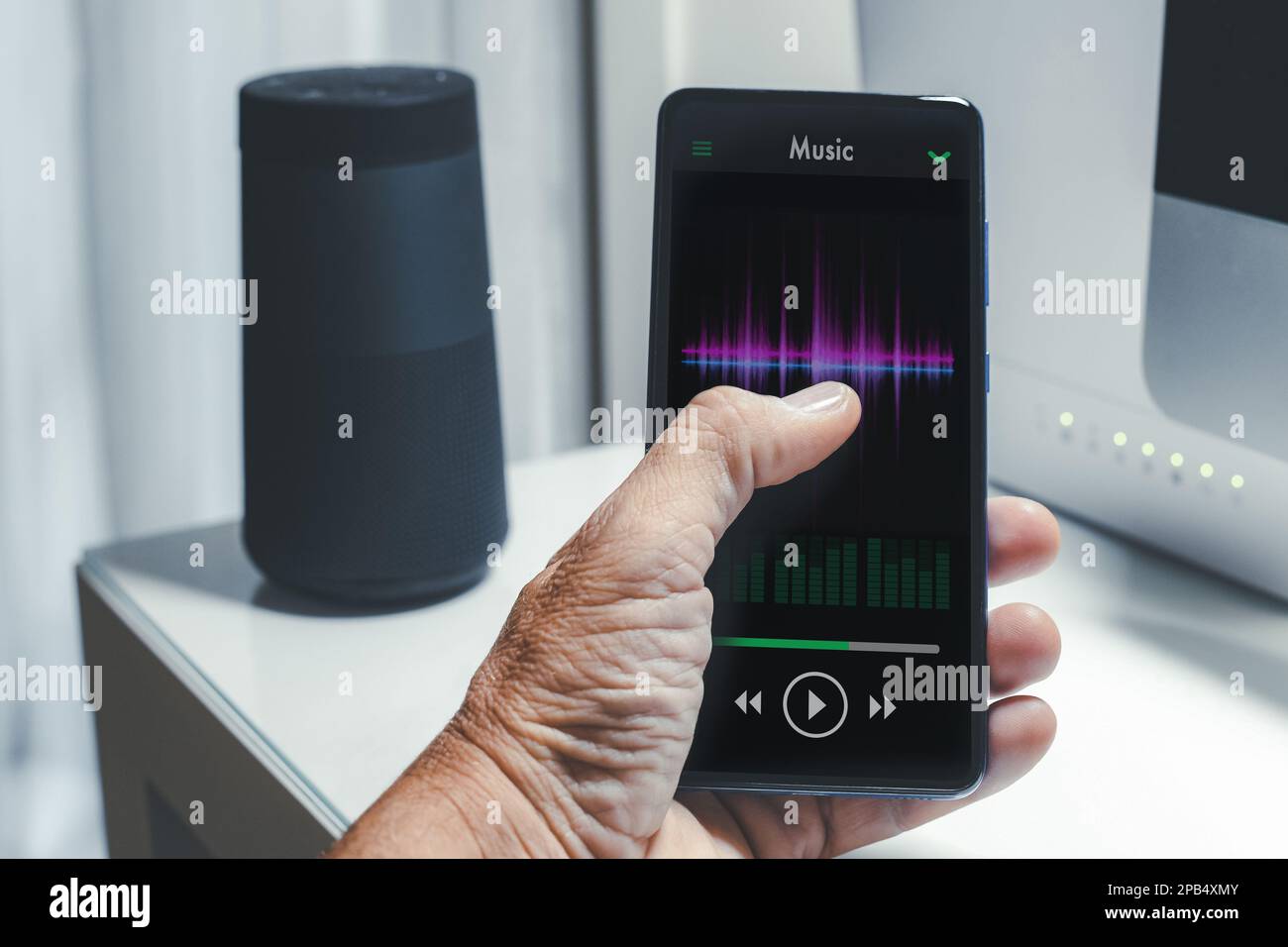 Smartphone à portée de main pour écouter de la musique en ligne. Diffusion  radio audio, partage de son concept de diffusion en continu Photo Stock -  Alamy