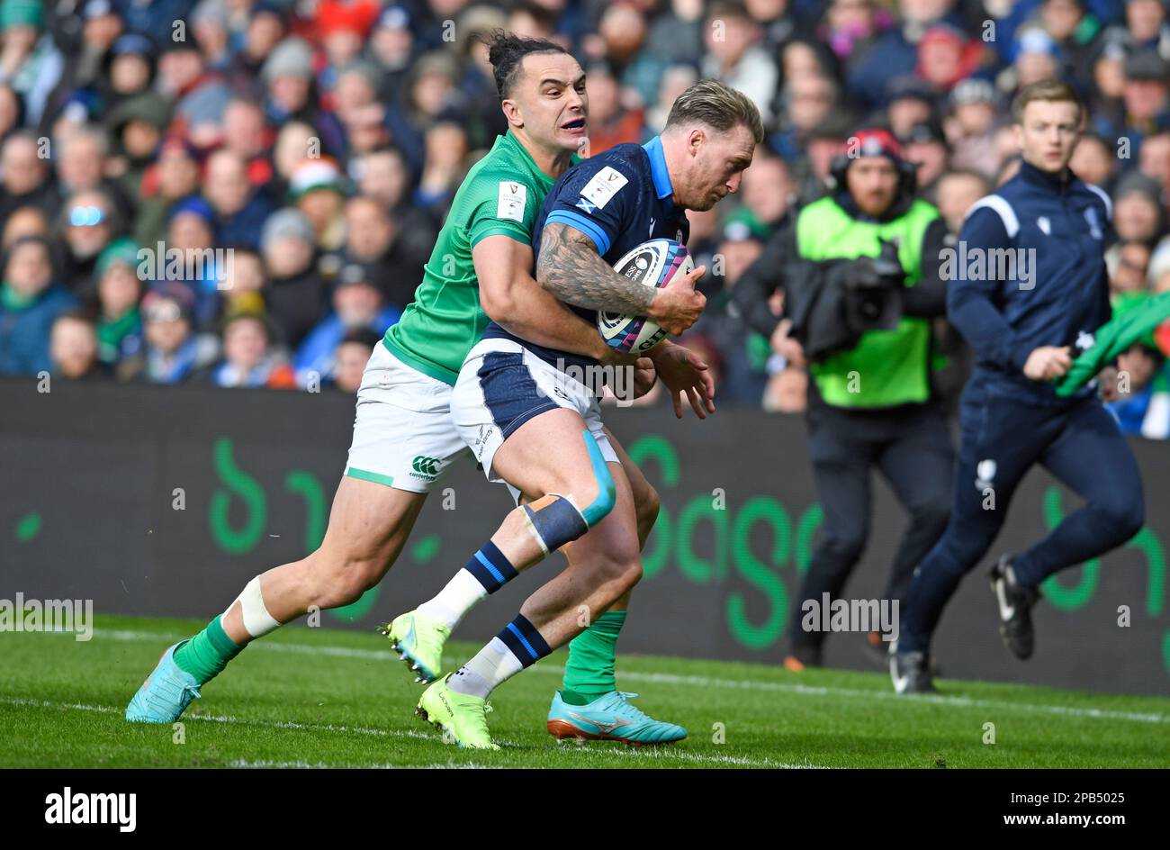 Édimbourg, Royaume-Uni. 12th mars 2023. James Lowe, d'Irlande, et Stuart Hogg, d'Écosse, lors du match Guinness 6 Nations au stade Murrayfield, à Édimbourg. Crédit photo à lire: Neil Hanna/Sportimage crédit: Sportimage/Alamy Live News Banque D'Images