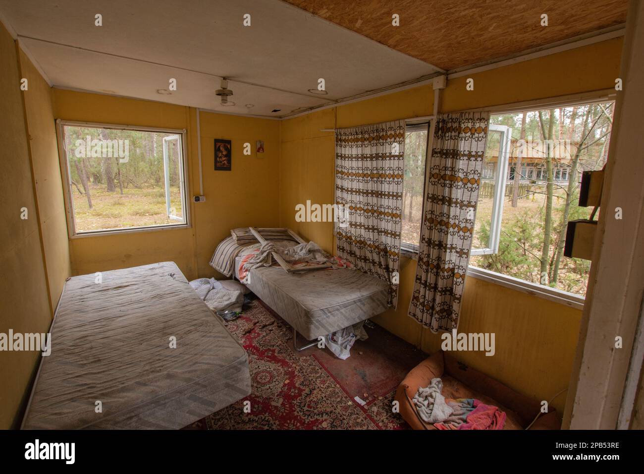 Cabine de camping abandonnée dans une région éloignée par une journée nuageux. Banque D'Images