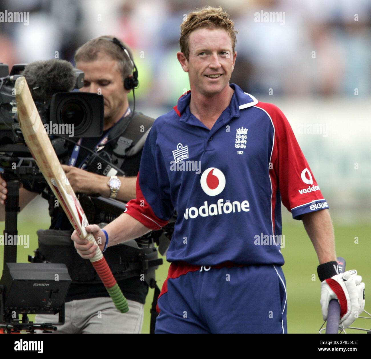 England's Paul Collingwood walks from the pitch after winning their seven match series against India 4-3 after the final one day international cricket match at Lords, London, Saturday Sept. 8, 2007. (AP Photo/Tom Hevezi) Banque D'Images