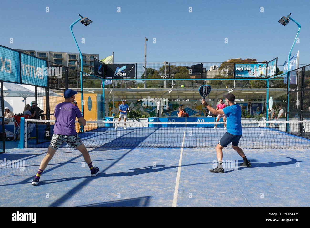 Le match d'exposition de padel se joue pendant l'Open d'Australie à Melbourne Park, Melbourne, Victoria, Australie . Banque D'Images