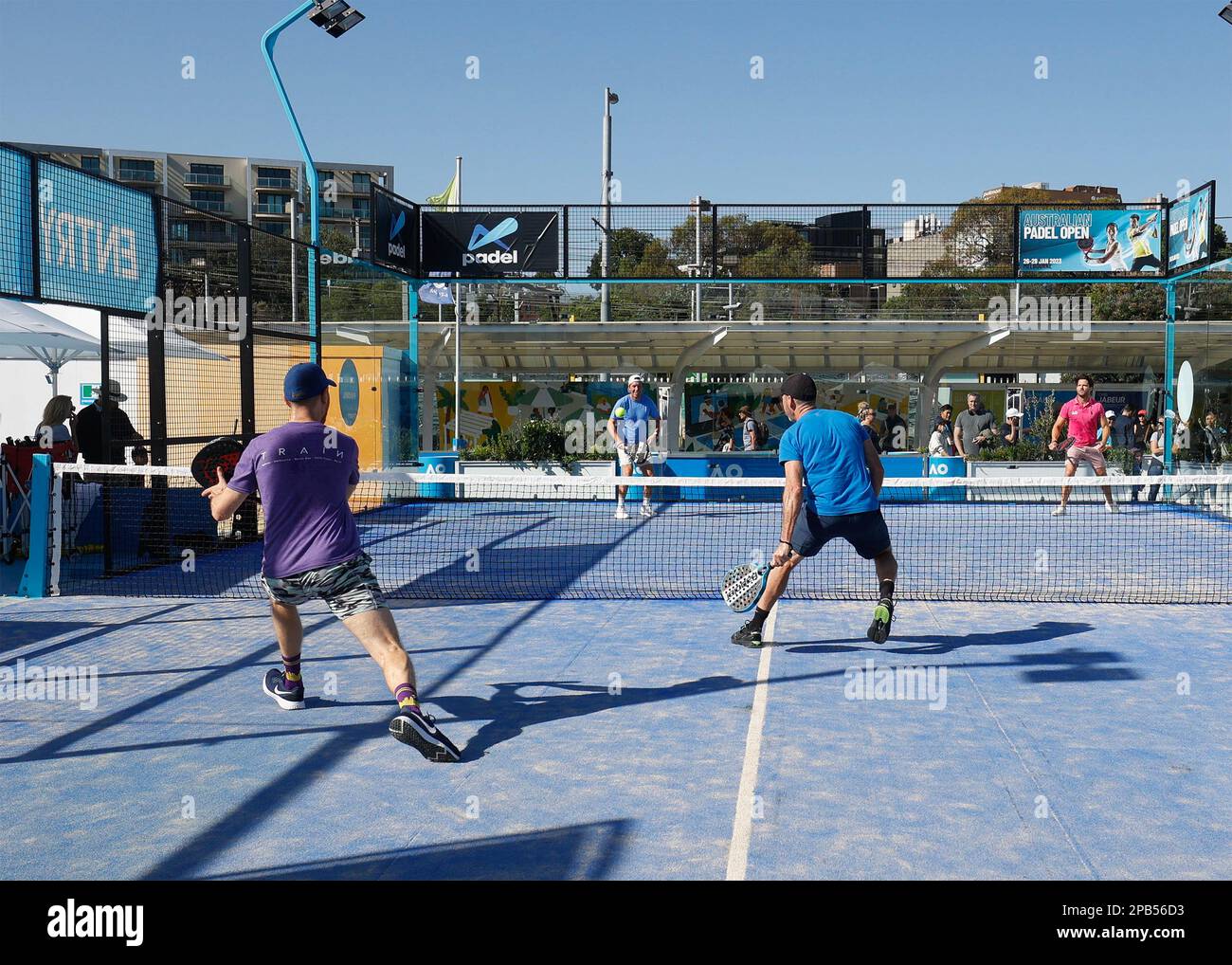 Le match d'exposition de padel se joue pendant l'Open d'Australie à Melbourne Park, Melbourne, Victoria, Australie . Banque D'Images