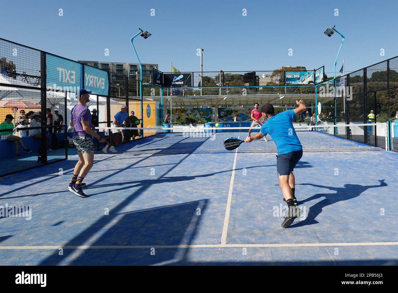 Le match d'exposition de padel se joue pendant l'Open d'Australie à Melbourne Park, Melbourne, Victoria, Australie . Banque D'Images