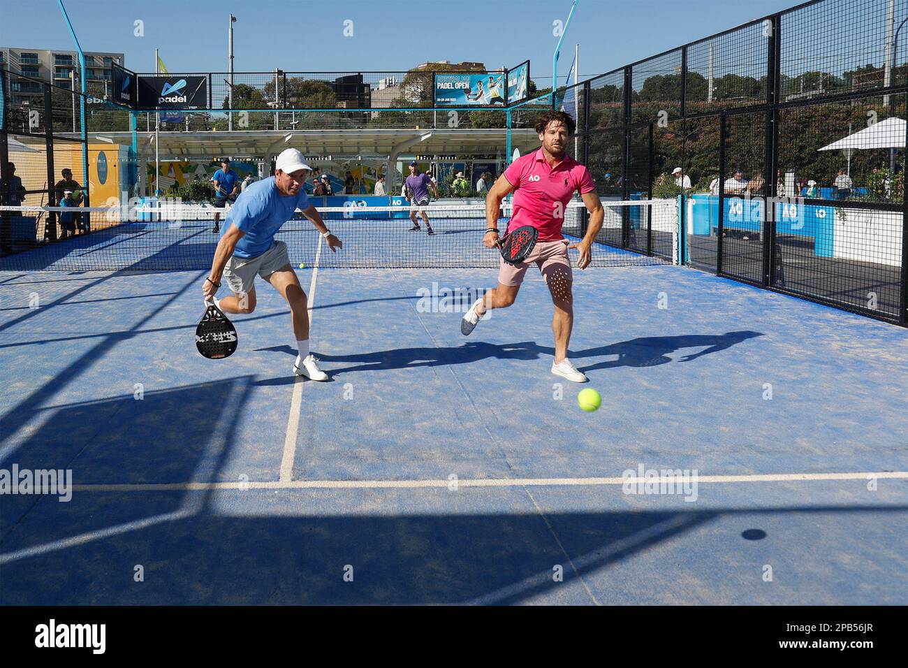 Le match d'exposition de padel se joue pendant l'Open d'Australie à Melbourne Park, Melbourne, Victoria, Australie . Banque D'Images