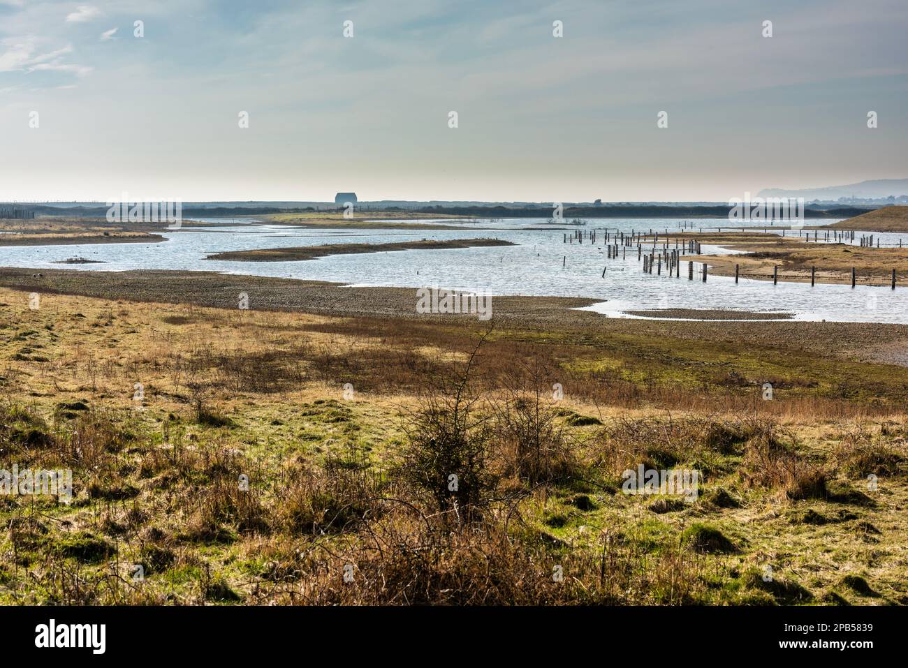 Réserve naturelle de Rye Harbour à East Sussex avec la maison de canot de sauvetage au loin Banque D'Images