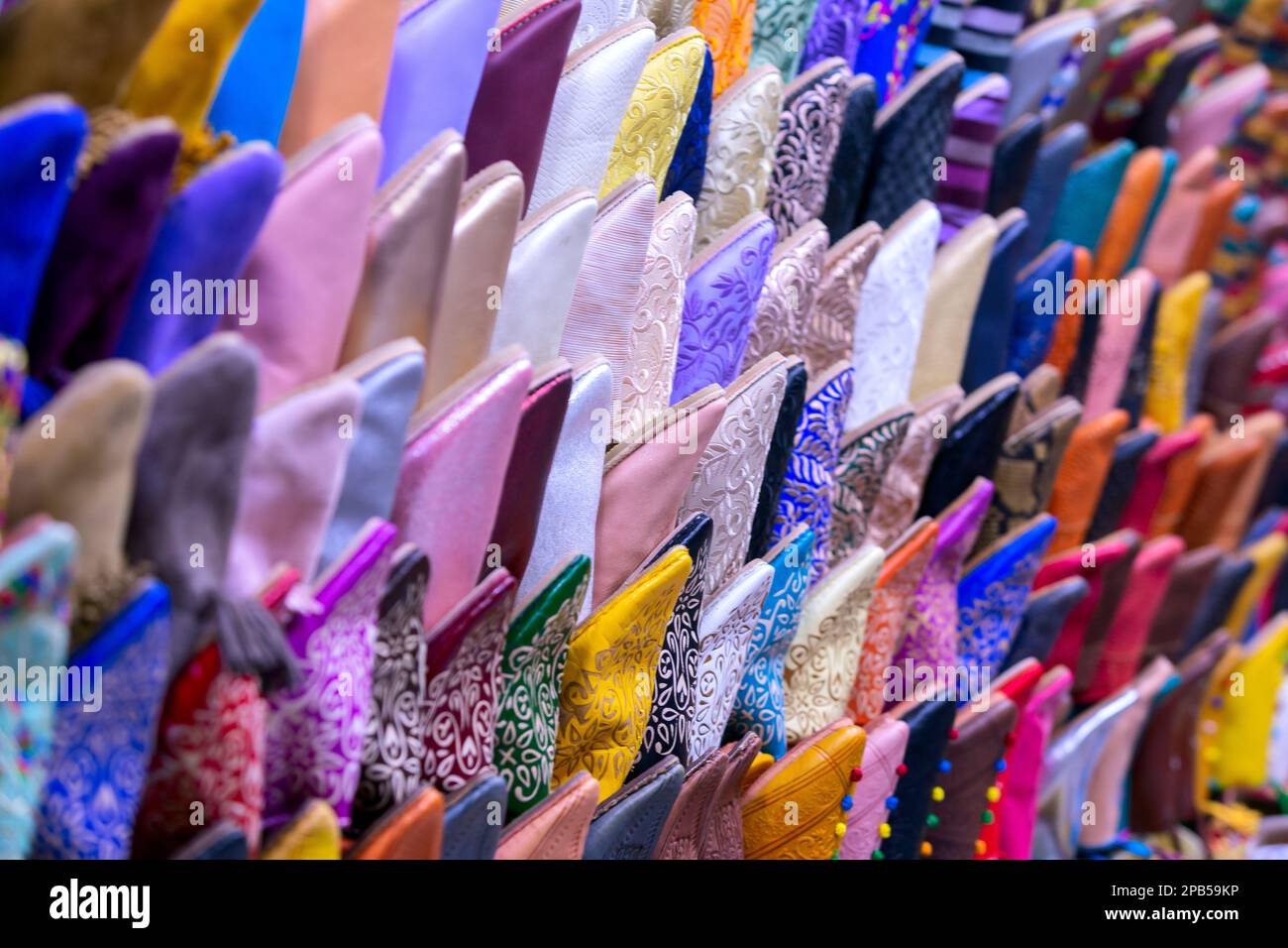 Pantoufles Babouche colorées - chaussures traditionnelles marocaines au bazar de Marocco Banque D'Images