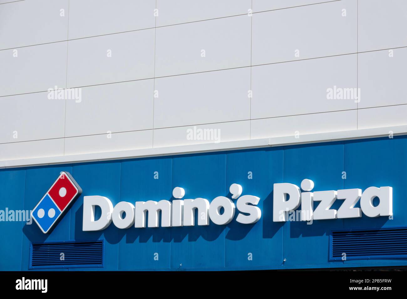 Finestrat, Espagne - 2 mars 2023: Publicité du logo de la pizza de Domino. Domino's  Pizza est une chaîne de restaurants internationaux de pizzas aux États-Unis  Photo Stock - Alamy