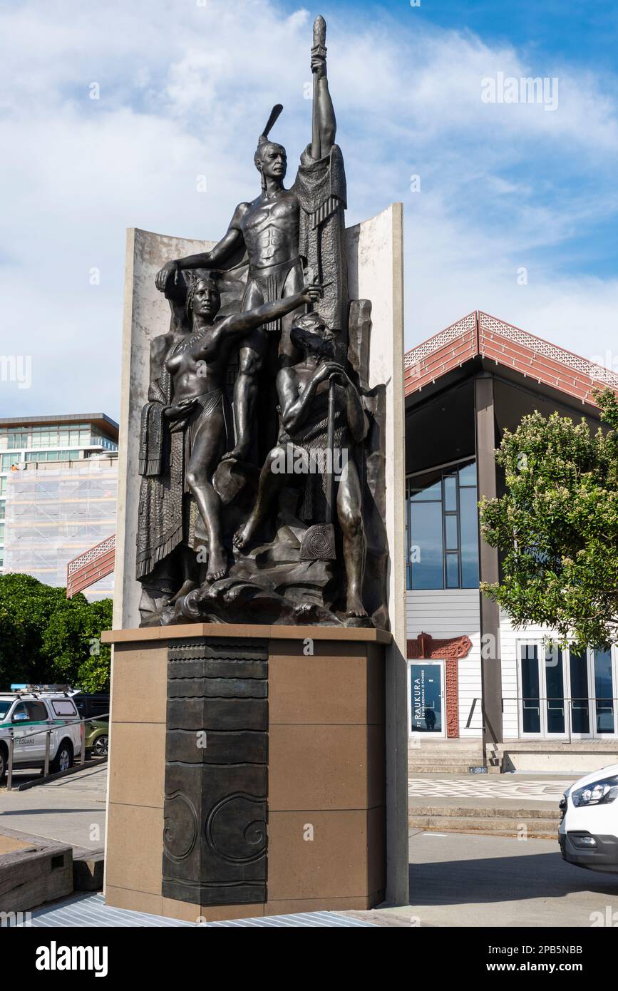 Statue de Kupe et Kuramārōtini sur le front de mer de Wellington, Nouvelle-Zélande. Explorateur polynésien, navigateur. Dans l'histoire de Māori, premier à découvrir la Nouvelle-Zélande Banque D'Images