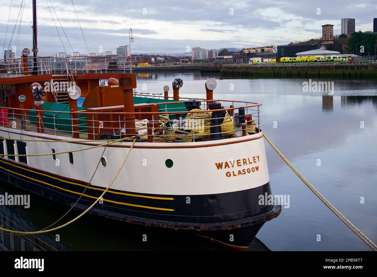 Le bateau à vapeur Waverley paddle amarré sur la rivière Clyde par le Centre des sciences Banque D'Images