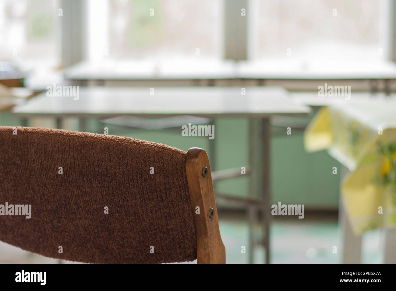 Chaises, une fenêtre et une table dans une maison de vacances abandonnée et en ruine dans le style de la République populaire de Pologne. Banque D'Images