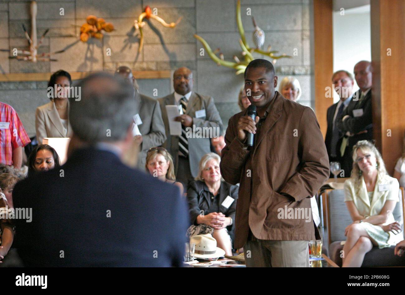 **FILE** Seattle Seahawks' Shaun Alexander addresses the guests during a fundraiser, July 16, 2007, at the WaMu Center in Seattle. Alexander is the new spokesperson for the Communities in Schools organization. (AP Photo/Andrei Pungovschi, File) Banque D'Images