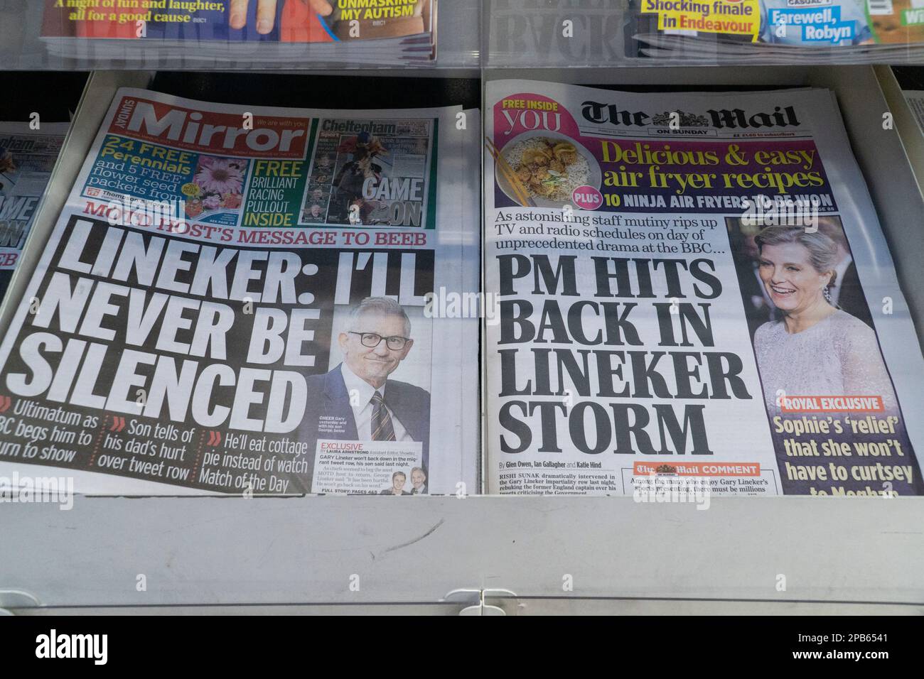 Londres, Royaume-Uni, 12 mars 2023 : les pages de couverture des journaux d'aujourd'hui sont dominées par la ligne de Gary Lineker BBC, avec des titres différents selon les allégeances politiques de l'article. Anna Watson/Alay Live News Banque D'Images