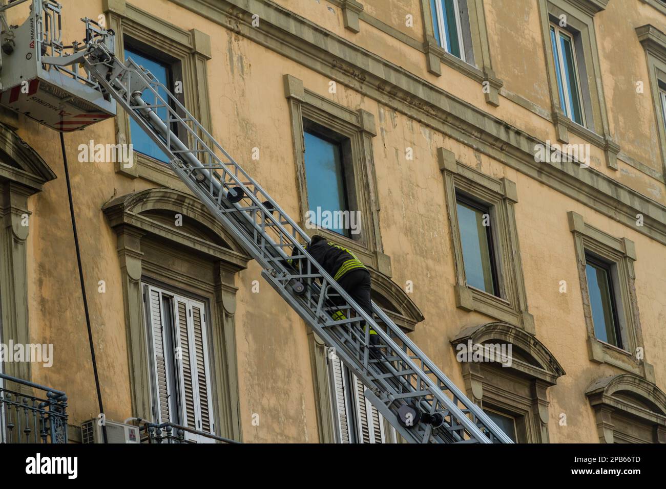 Naples, Italie - 15 février 2023 - foyer d'appartement domestique avec de la fumée qui s'affiche de la fenêtre. Place Garibaldi, Naples, Italie. Moteur d'incendie Magirus ba Banque D'Images