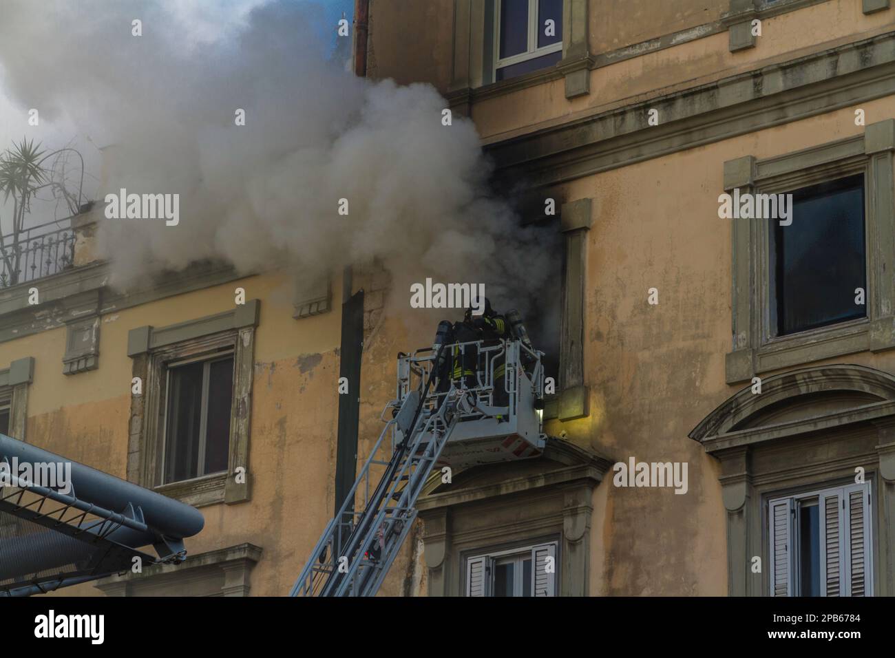 Naples, Italie - 15 février 2023 - foyer d'appartement domestique avec de la fumée qui s'affiche de la fenêtre. Place Garibaldi, Naples, Italie. Moteur d'incendie Magirus ba Banque D'Images
