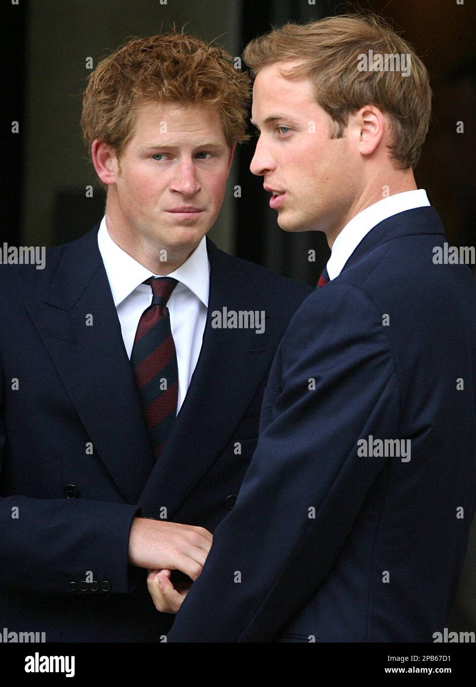 Prince Harry and Prince William, right, greet guests as they arrive for the Service of Thanksgiving for the life of their mother, Diana, Princess of Wales, at the Guards' Chapel, in London, Friday Aug. 31, 2007. Princess Diana's family gathered Friday to solemnly mark the 10th anniversary of her death, while admirers tied scores of bouquets, poems and portraits to the gates of her former home. (AP Photo/Lewis Whyld,Pool) Banque D'Images
