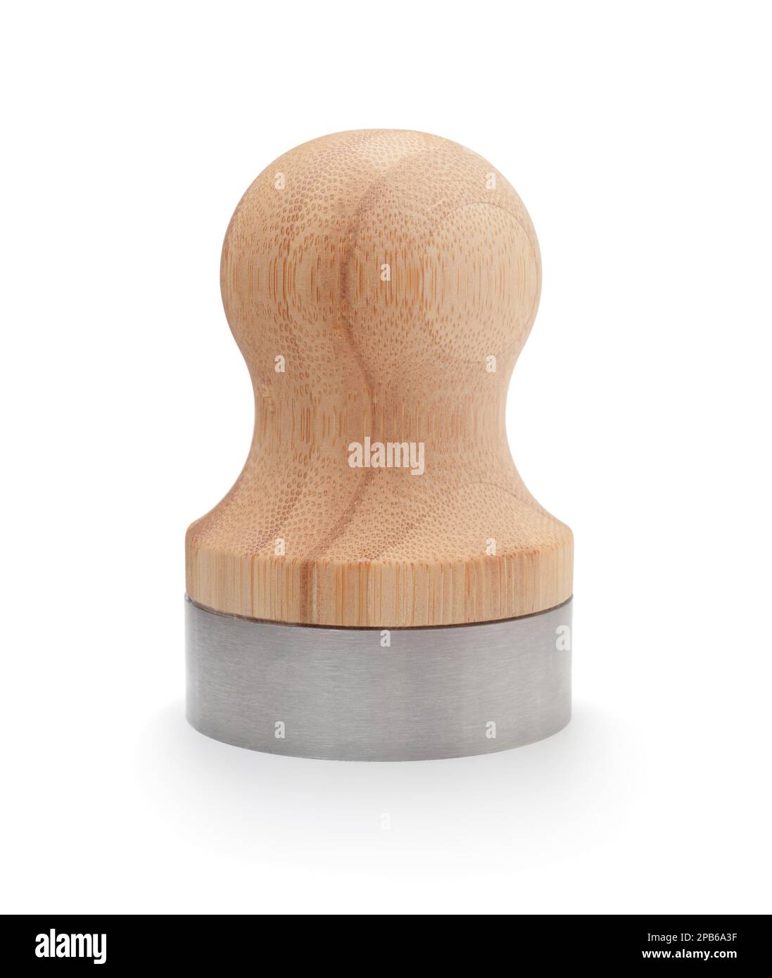 Forme ronde avec manche en bois pour pâte isolée sur blanc. Banque D'Images