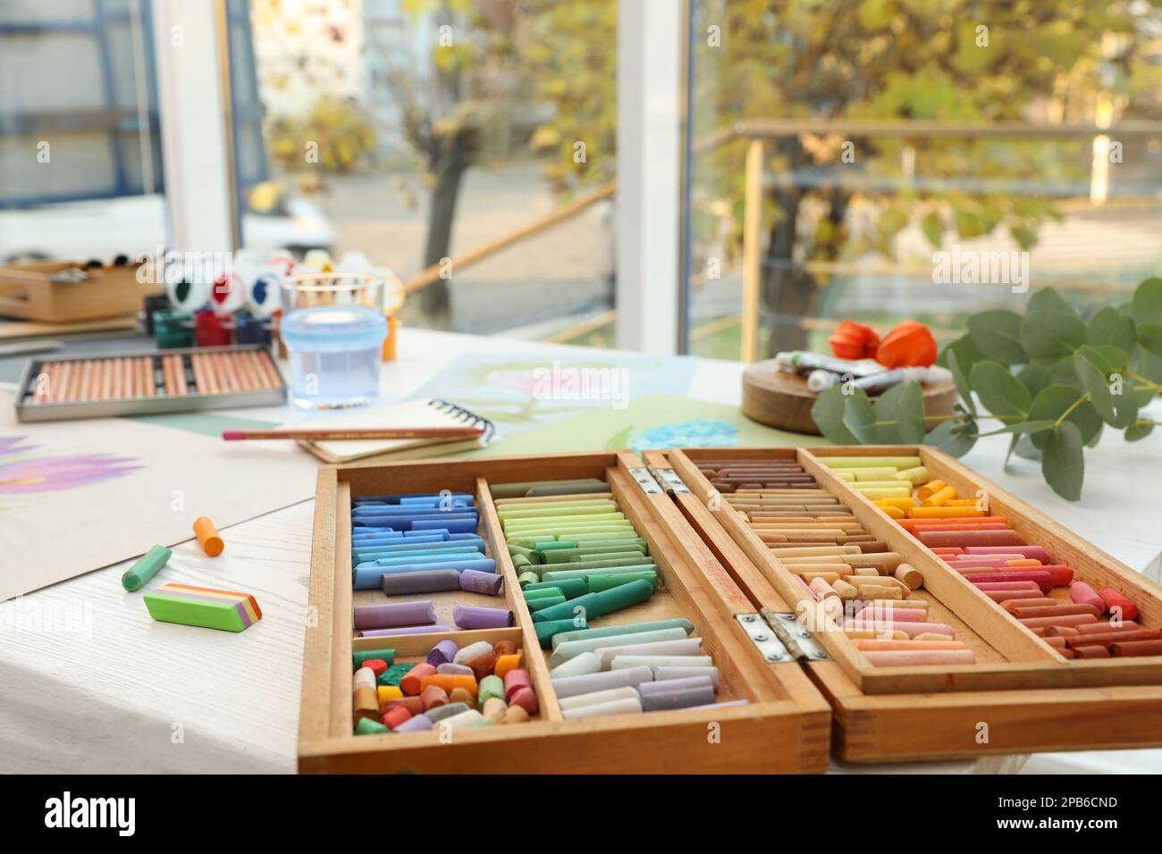 Le lieu de travail de l'artiste avec des dessins, des pastels doux et