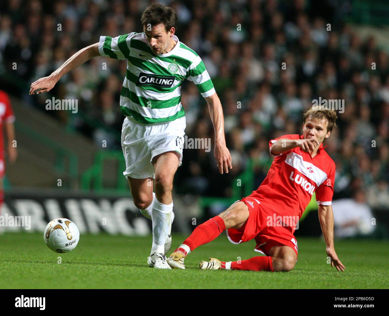 Celtic's Jan Vennegoor Of Hesselink, left, battles his way past Spartak Moscow's Roman Shishkin, right, during their Champions League third round qualifying soccer match at Celtic Park, Glasgow, Scotland, Wednesday Aug. 29, 2007. (AP Photo/Scott Heppell) Banque D'Images