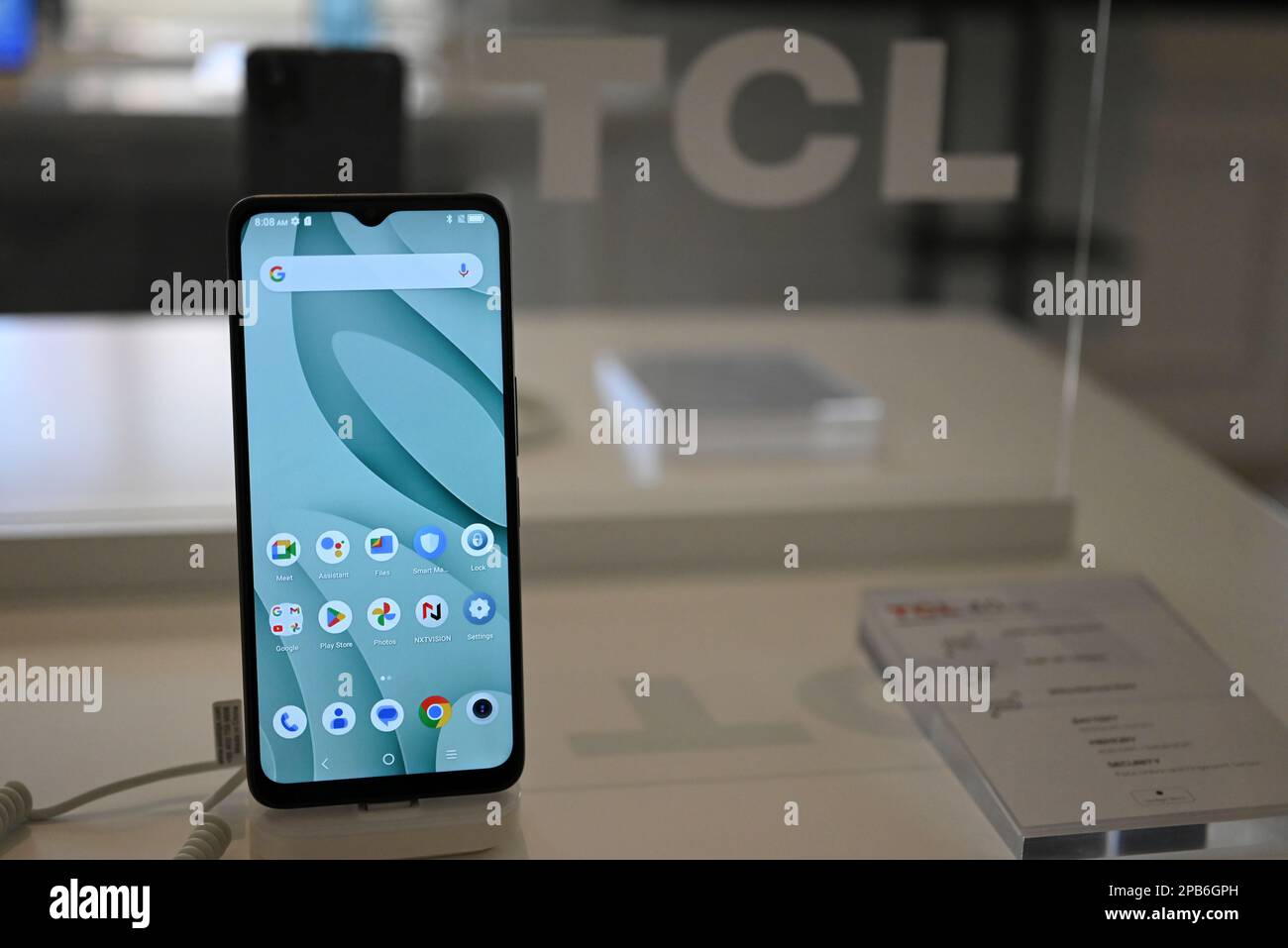 Barcelone, Espagne – 24 février 2023 : TCL présente le téléphone mobile TCL 40 X. Banque D'Images