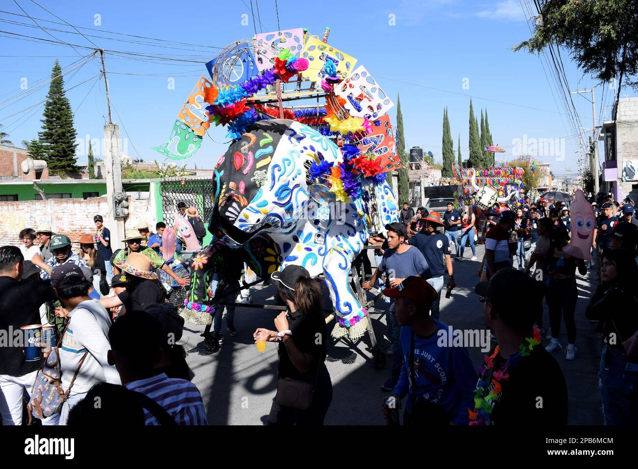 08 mars 2023, Mexique, Tultepec: Salon international des feux d'artifice 2023 (FIP), festival en l'honneur de San Juan de Dios, patron des feux d'artifice (Cueteros). Les taureaux sont faits de paper-mâché et de carton, avec une base métallique et des roues. Depuis le matin, ils défilent dans les rues et rivalisent pour le taureau avec le meilleur design. La ville magique de Tultepec est connue pour ses feux d'artifice. (Photo: Francisco Morales/DAMMPHOTO/Norte photo) Banque D'Images