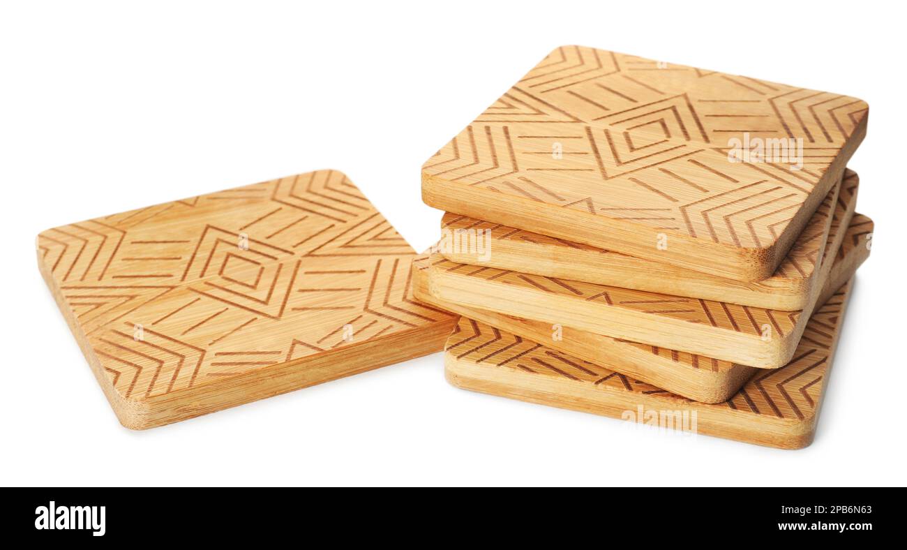 Dessous de verre en bois élégant sur fond blanc Banque D'Images