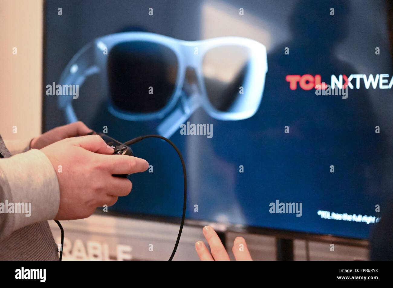 Barcelone, Espagne – 24 février 2023 : un homme qui teste les lunettes XR du TCL NXTWAAR S. Banque D'Images