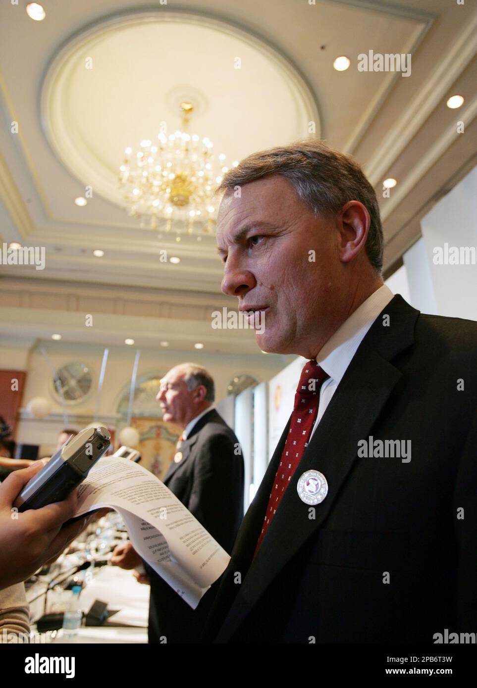 New Zealand Trade Minister Phil Goff, right, and Australian Minister of Trade Warren Truss, talk to reporters at the conclusion of the dialogue between ASEAN Trade Ministers and its Dialogue Partners in the 39th ASEAN Economic Ministers Meeting at a hotel in the financial district of Makati city east of Manila, Philippines Sunday Aug. 26, 2007. (AP Photo/Bullit Marquez) Banque D'Images