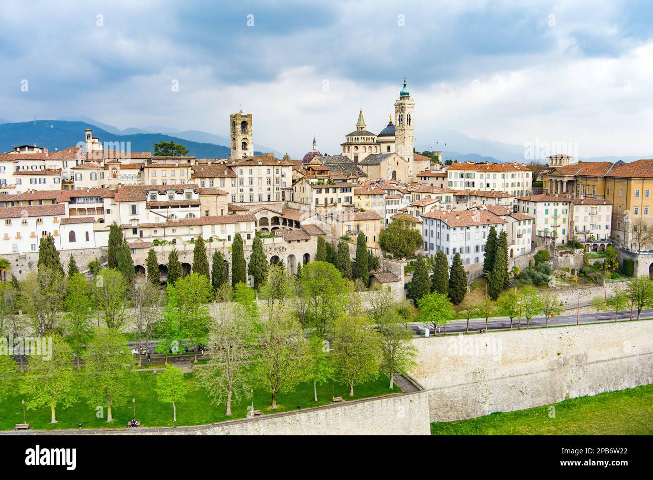 Vue panoramique aérienne de Bergame au nord-est de Milan. Survolant Citta Alta, le quartier supérieur de la ville, connu par des rues pavées et encerclé par VE Banque D'Images