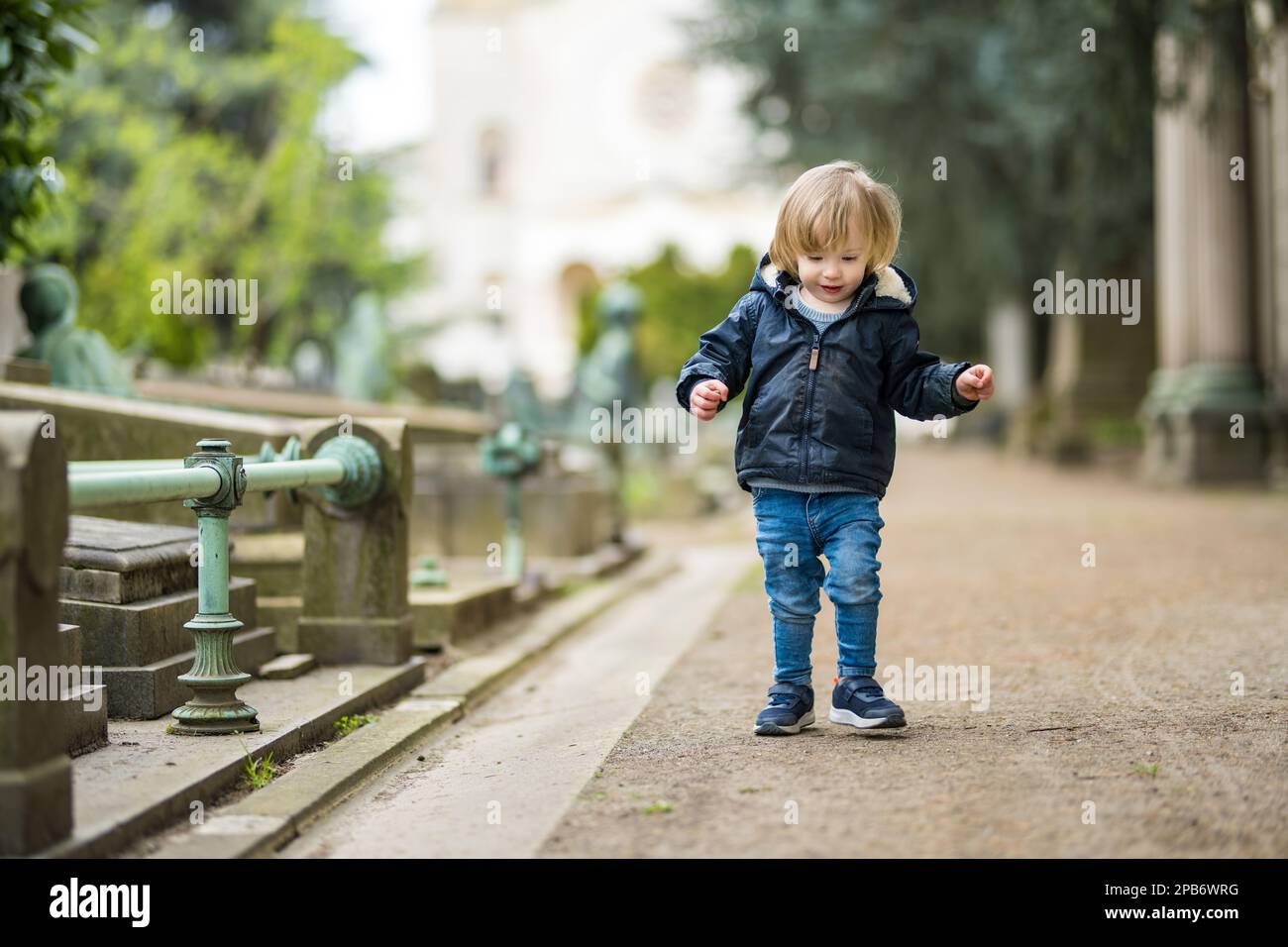 Petit garçon visitant Cimitero Monumentale di Milano ou Cimetière Monumental de Milan, l'un des deux plus grands cimetières de Milan, connu pour le Banque D'Images