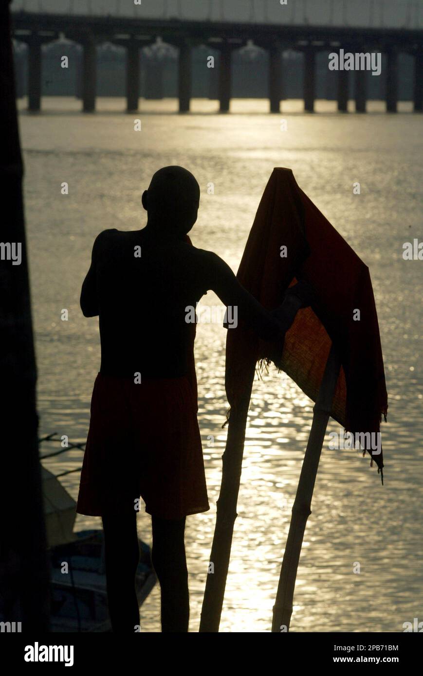 A Hindu devotee prays after taking a holy dip in the River Ganges, in Allahabad, India, Friday, Aug. 24, 2007. Allahabad, on the confluence of the rivers Ganges, Yamuna and the mythical Saraswathi, is one of Hinduism's important centers. (AP Photo/ Rajesh Kumar Singh) Banque D'Images