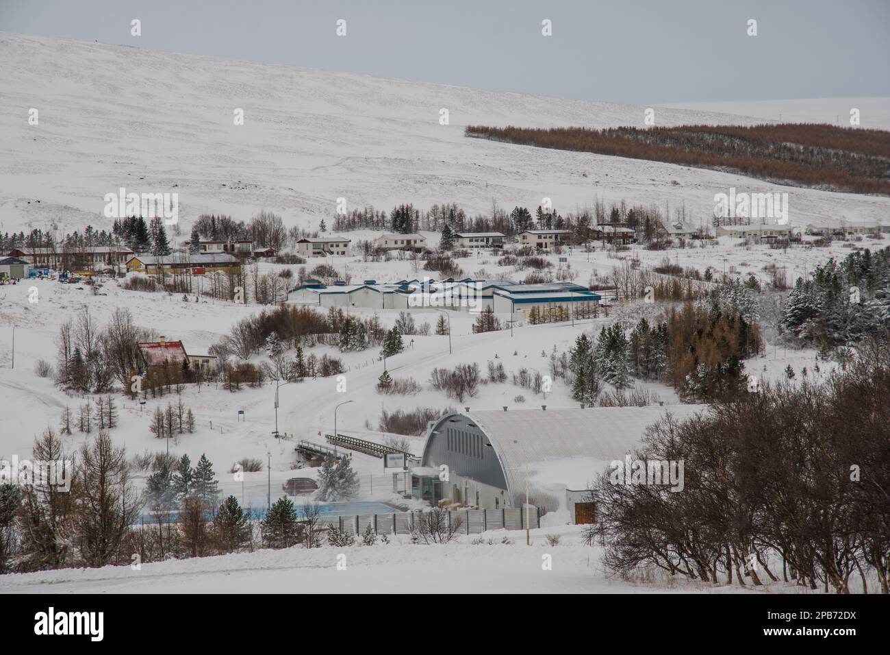 Village de Laugar à Reykjavadalur dans le nord de l'Islande par une journée d'hiver nuageux Banque D'Images