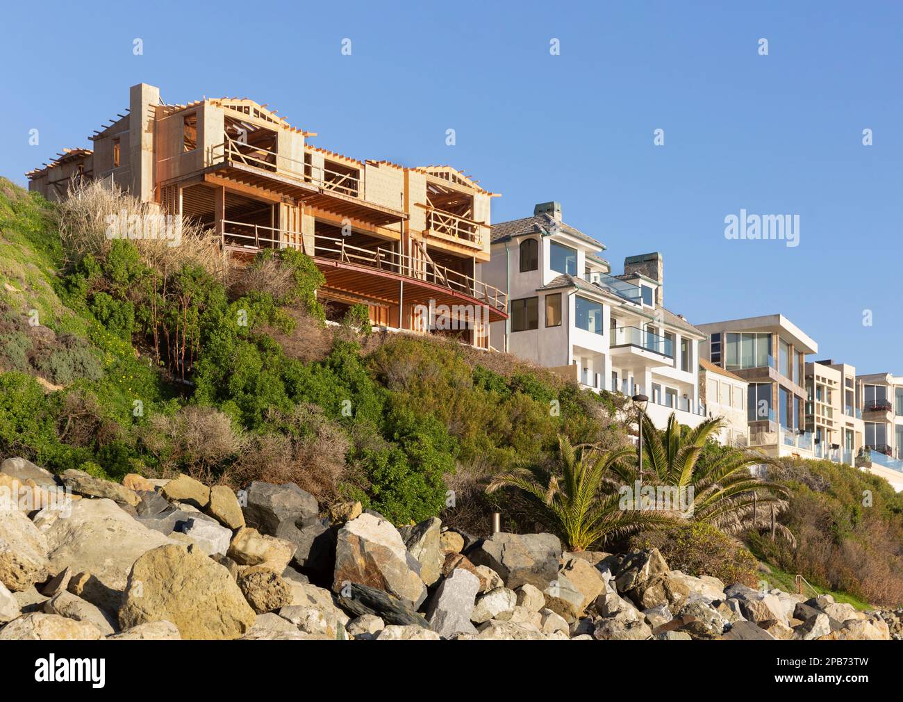 Nouvelle construction de maison de luxe sur la côte du Pacifique le long de la plage de Rens Beach à Dana point, comté d'Orange, Californie du Sud. Banque D'Images